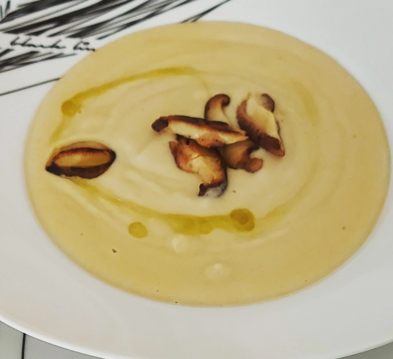 Crema de garbanzos con puerros y setas shiitake