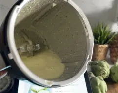 Step <p><span style="font-weight: normal;">Coloque sobre la tapa del vaso un recipiente y pese el aceite. Reserve.</span></p><p><span style="font-weight: normal;">Coloque en el vaso el ajo y pique 5 seg/vel 5. Baje los restos de las paredes del vaso con ayuda de la espátula.</span></p><p><span style="font-weight: normal;">Añada el huevo, el jugo de limón, la pimienta, el orégano, el vinagre, la mostaza, la sal y programe 1 min 30 seg/vel 3.5 mientras vierte el aceite sobre la tapa del vaso con el cubilete puesto para emulsionar el aderezo.</span></p> illustration