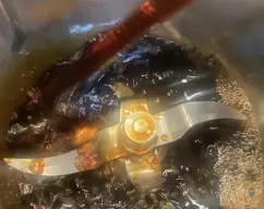 Step <p>?Incorpora el vino en el vaso, pon la tapa y coloca la rejilla antisalpicaduras. </p><p> programa ▶️</p><p>⏰30 min/ Varoma / velocidad 3.5.</p> illustration