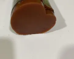 Step <p>Montaje :</p><p>?Puedes darles forma con un corta pastas, quitar con un corta pasta el centro y rellenar con queso que más te guste , azul , gorgonzola…</p><p><br></p><p>?Añade unas nueces peladas.</p><p><br></p><p><br></p><p>?Puedes utilizarlo para salsas , purés, tartas galletTe gusta el membrillo?</p> illustration