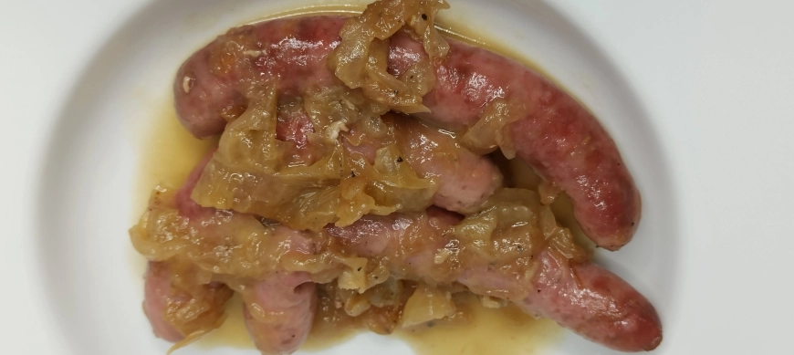 Receta de salchichas frescas al vino con cebolla caramelizada en Thermomix