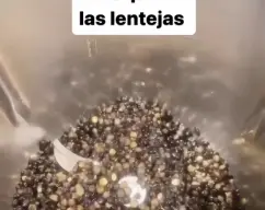 Step <p>Poner las lentejas en remojo 1-2 horas colocarlas en el cestillo y pasarlas por agua. </p><p>Incorporarlas al vaso del thermomix. </p> illustration