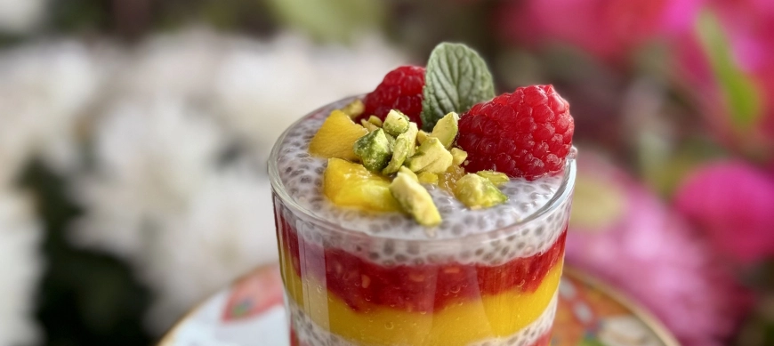 Pudín de chía con mango y frambuesas