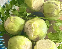 Step <p><span style="font-weight: normal;">Corte las puntas de las alcachofas con un cuchillo. Elimine las primeras hojas del tallo. Ponlas en agua con hojas de perejil para que no se oxide </span></p><p><br></p> illustration