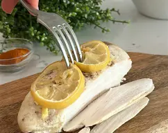 Step <p><span style="font-weight: normal;">Corta lonchas finas de forma transversal o a lo largo de la pechuga. Tú decides</span></p><p><br></p><p><br></p> illustration