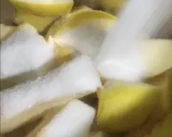 Step <p>?Añadir el vinagre de manzana y mezclar </p><p>⏰30 se/ velocidad 10. Ayúdate de la espátula si fuese necesario.</p><p>No quites la espátula y programa </p><p>⏰45min/ Varoma / velocidad 4.</p><p>Remueve con la espátula de vez en cuando.</p> illustration