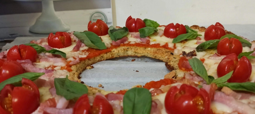 Para todos Thermomix. Corona de coliflor y almendra con cherrys, mozzarella, beicon y albahaca