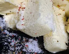 Step <p>Incorpora la mantequilla, el zumo de limón, la sal y la pimienta.</p> illustration