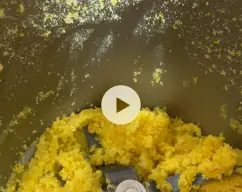 Step <p>?Quita con la ayuda de un pelador las pieles de las naranjas sin nada de parte blanca.<span style="-webkit-text-size-adjust: 100%;">?Incorpora al vaso con el azúcar y el jengibre </span><span style="-webkit-text-size-adjust: 100%;">?Añade la ralladura con el jengibre y el azúcar y pulveriza ⏰ 30 seg /velocidad 10.</span></p><p><br></p> illustration