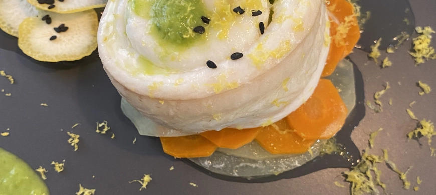 BROCHETA DE LENGUADINA CON SALSA DE AJETES con espinacas y aroma de limón