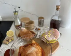 Step <p><span style="font-weight: normal;"> Haz los marinados, mezcla y vierte sobre cada pechuga</span></p><p><br></p><p><br></p> illustration