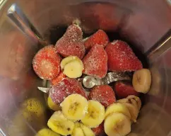 Step <p> Añada las fresas y el platano congelado.</p> illustration