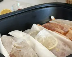 Step <p><span style="font-weight: normal;">Pon las pechugas de pollo en el varoma y en la bandeja superior las verduras cortadas</span></p><p><br></p><p><br></p> illustration