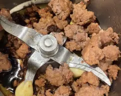 Step <p>??Busca la receta de alta temperatura ?</p><p>Dados de solomillo de cerdo</p><p>?Sigue la receta pero sustituye la carne de cerdo por la carne picada. </p><p>Cuando añadas la carne , agrega también las pasas . </p><p>Añade la salsa de soja y </p><p>▶️programa </p><p>⏰1 min /120°/ veloc 1-giro inverso </p><p>Saca y reserva </p> illustration