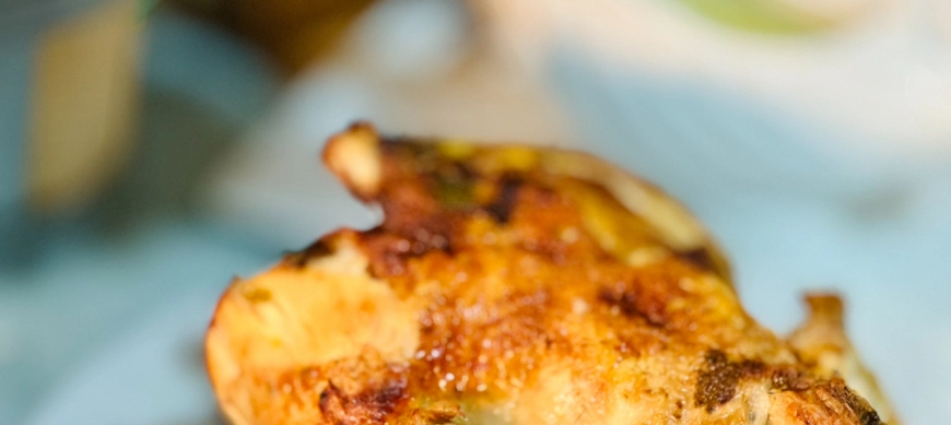 POLLO ENTERO EN EL VASO CON SALSA DE MANDARINA Y MELOCOTÓN A LA CERVEZA