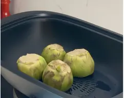 Step <p><span style="font-weight: normal;">Coloque en el vaso el agua.Coloque el recipiente Varoma en su posición y coloque las alcachofas dentro, sazone con sal gruesa y aceite de oliva, tape y cocine 60 min/Varoma/vel 1.<br><br>Retire el Varoma de su posición, reserve las alcachofas y vacíe el vaso. Enjuáguelo con agua fría para bajar la temperatura.</span></p><p><br></p> illustration