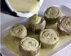 Step <p><span style="font-weight: normal;">Sirva las alcachofas con el aderezo de ajo.</span></p><p><br></p> illustration