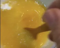 Step <p><br></p><p>?Mientras tanto, disuelve la maicena en el zumo de naranja, incorpora la mar,la pimienta y la sal y añade al vaso cuando se haya reducido el vino.</p><p>Programa ▶️⏰15 min/ Varoma / velocidad 3.5 </p><p>⏰15 min/ Varoma / velocidad 3.5 </p> illustration