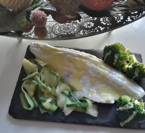 Lubina al vapor con salsa de puerro al azafrán