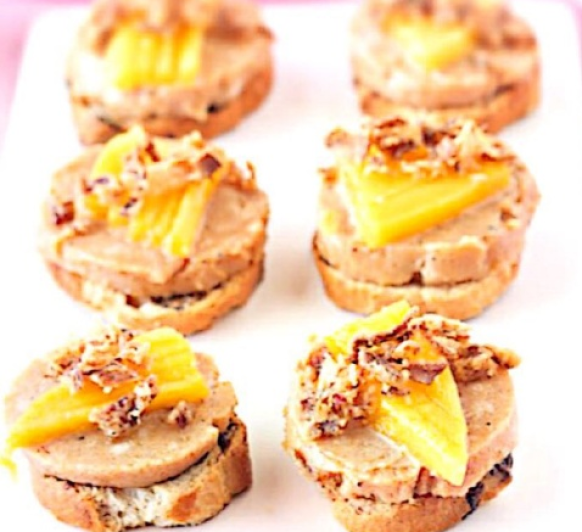 Turrón de foie, cebolla frita y mango